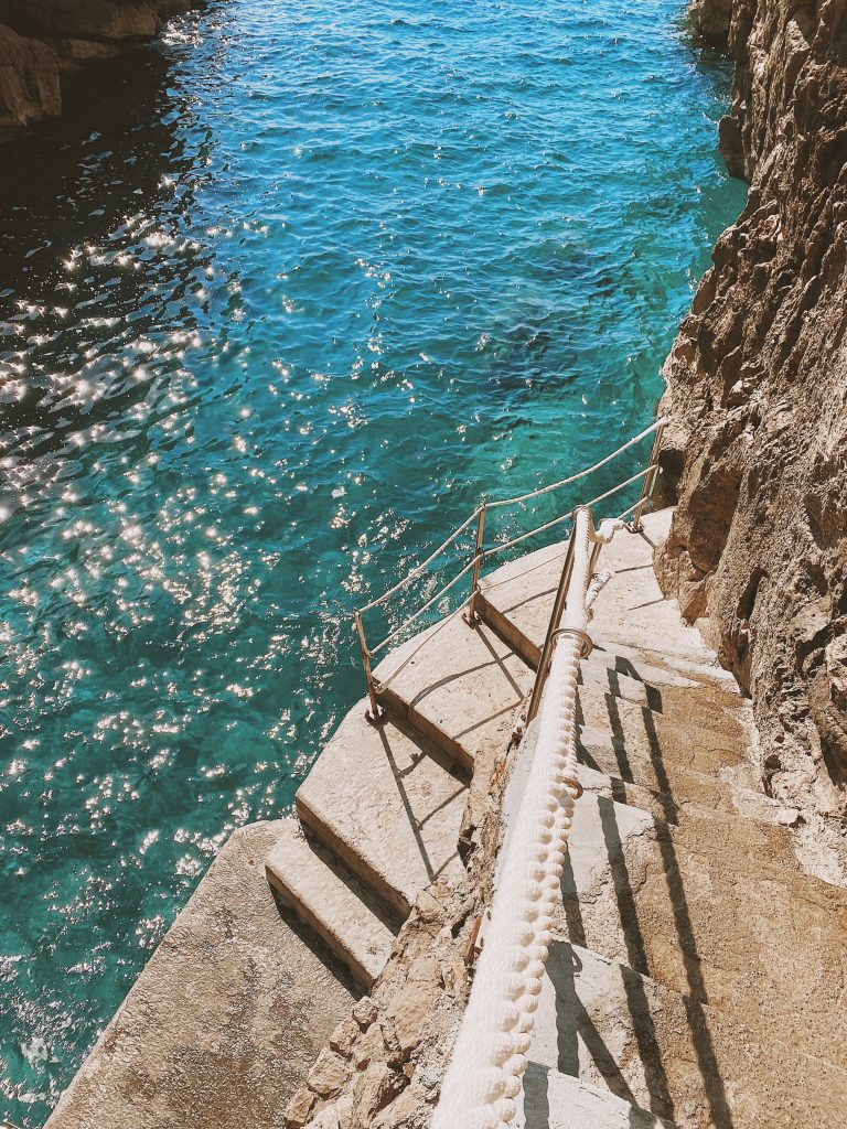 scalinata verso il mare del ristorante marea - hotel il delfino