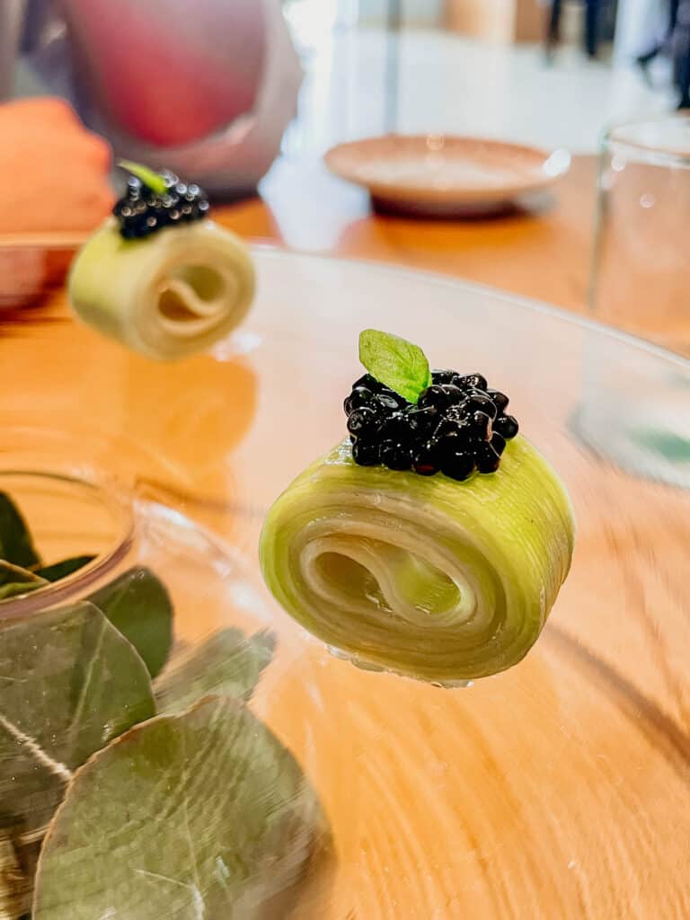 Tagliolino di zucchina con perlage di tartufo nero e menta